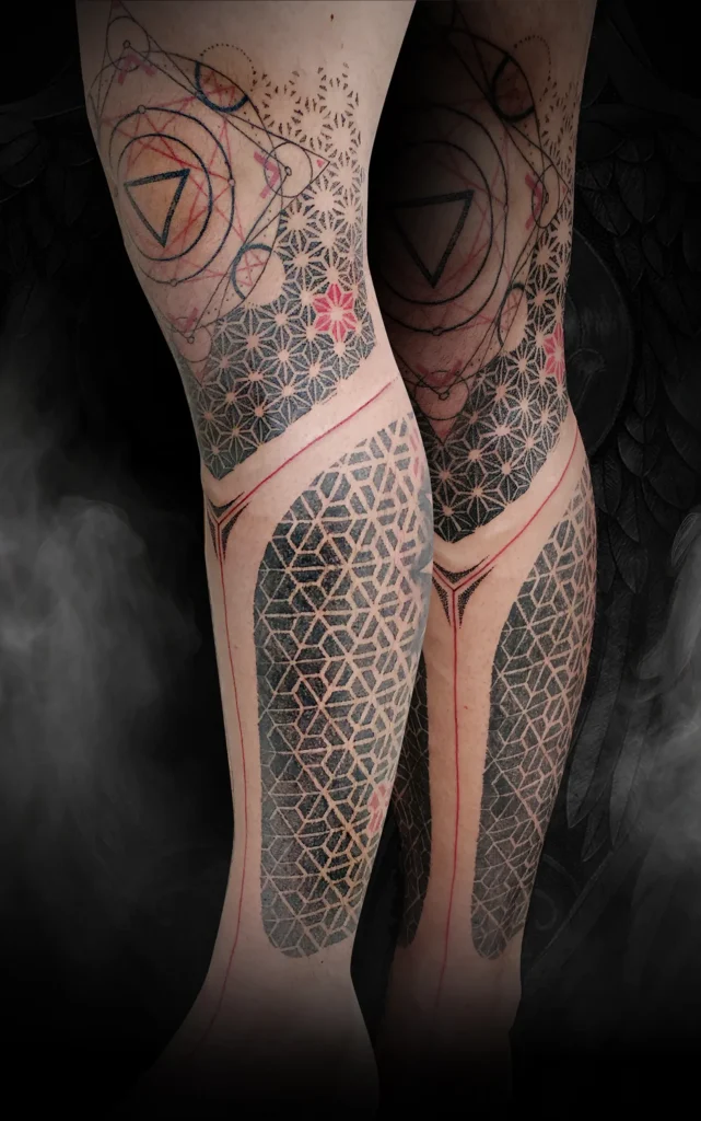 Geometrické tetování na celou nohu s precizním dotworkem ze studia Magic Tattoo v Praze.