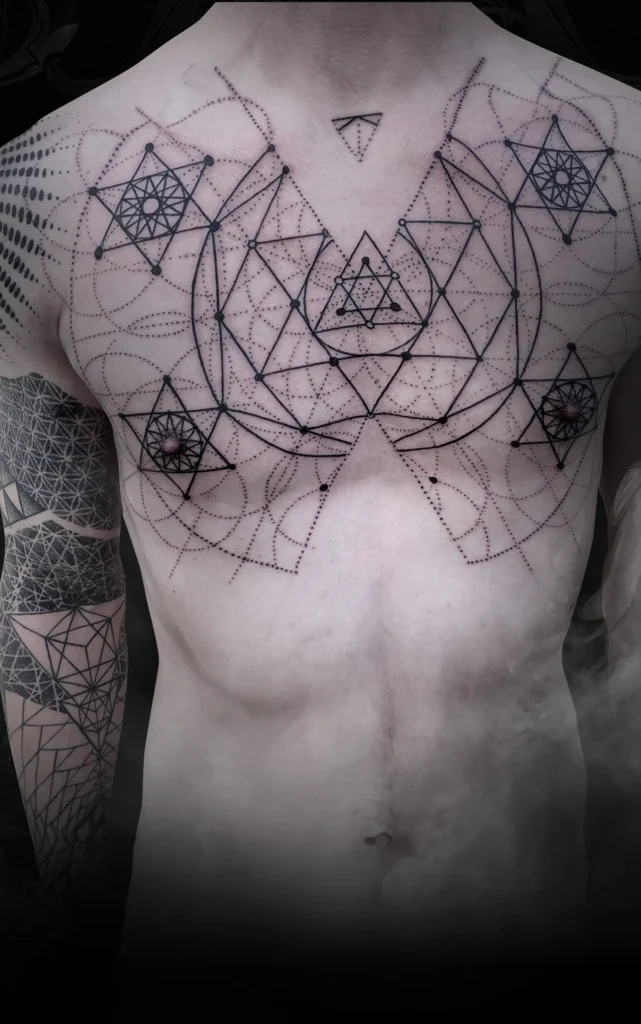 Geometrické tetování na hrudníku muže vytvořené tatérem Markem v pražském studiu Magic Tattoo.
