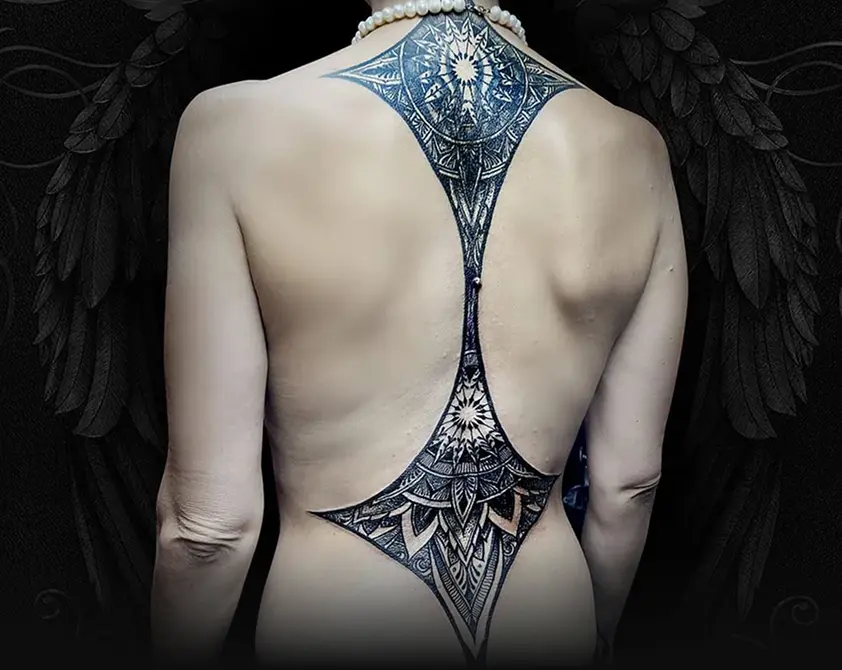 Geometrické tetování záda s mandalou podél páteře od tetovací studio MagicTattoo v Praze.