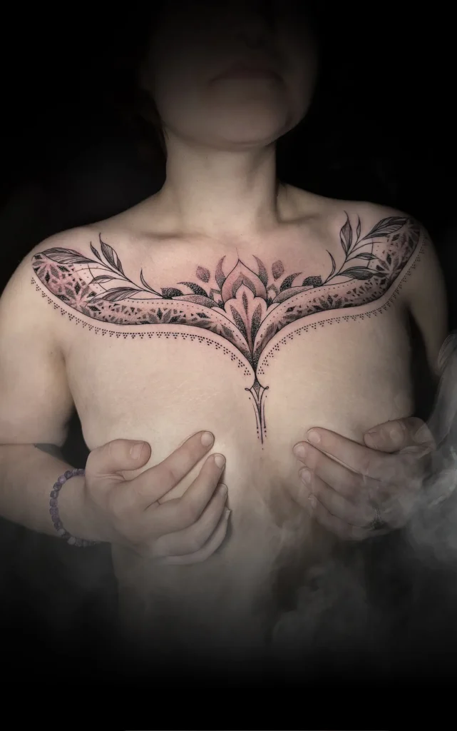 Ornamentální tetování na hrudníku od tatéra Marka ze studia Magic Tattoo v Praze.