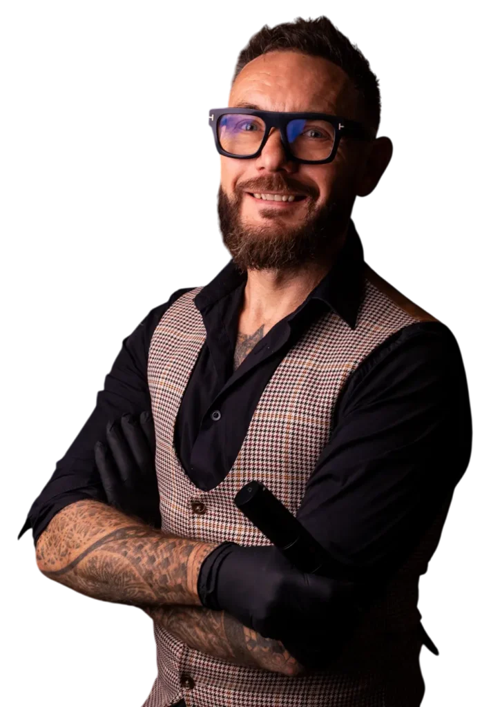 Tatér Marek držící tetovací strojek, majitel MagicTattoo v Praze.