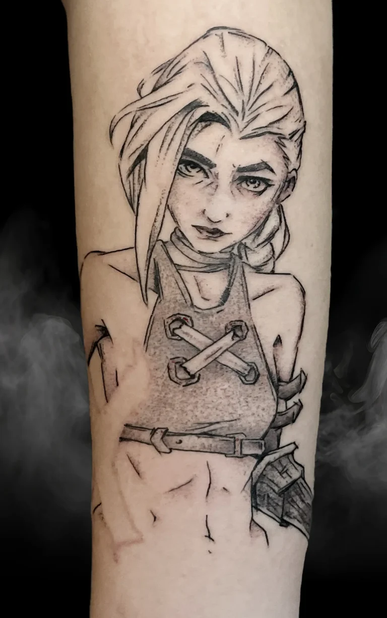 Detailní tetování postavy Jinx v black and grey stylu od tatérky Cath z pražského studia MagicTattoo.