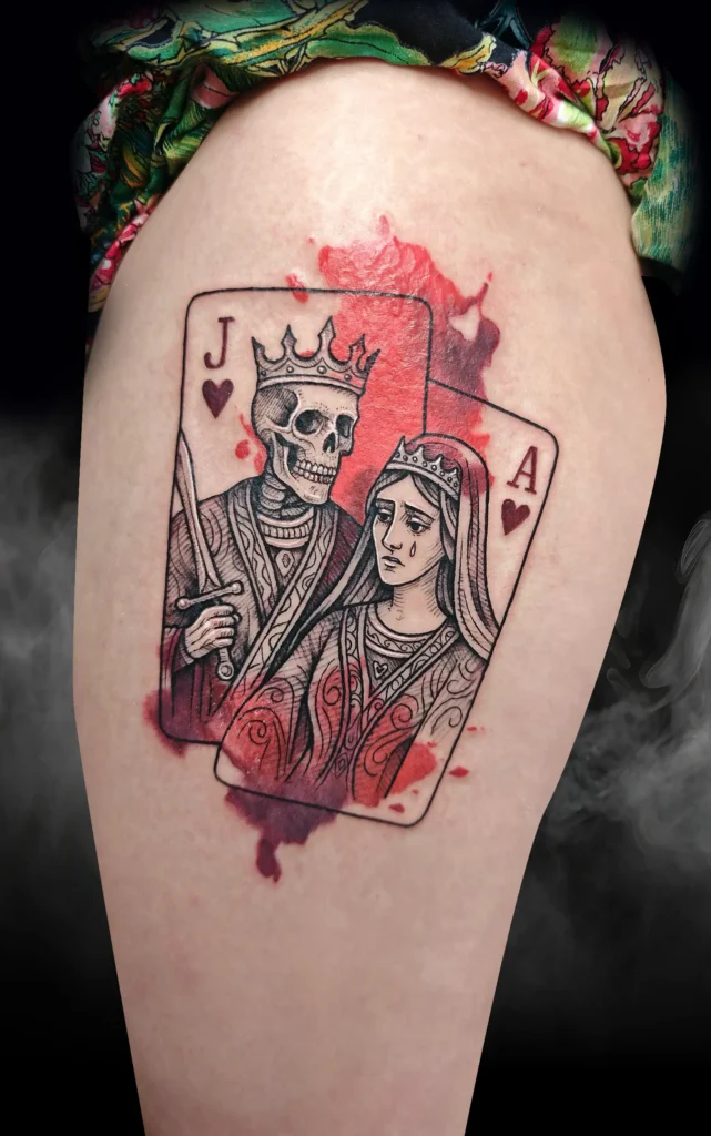 Tetování hracích karet s motivem kostlivého krále a královny od tatérky Yany v Praze.