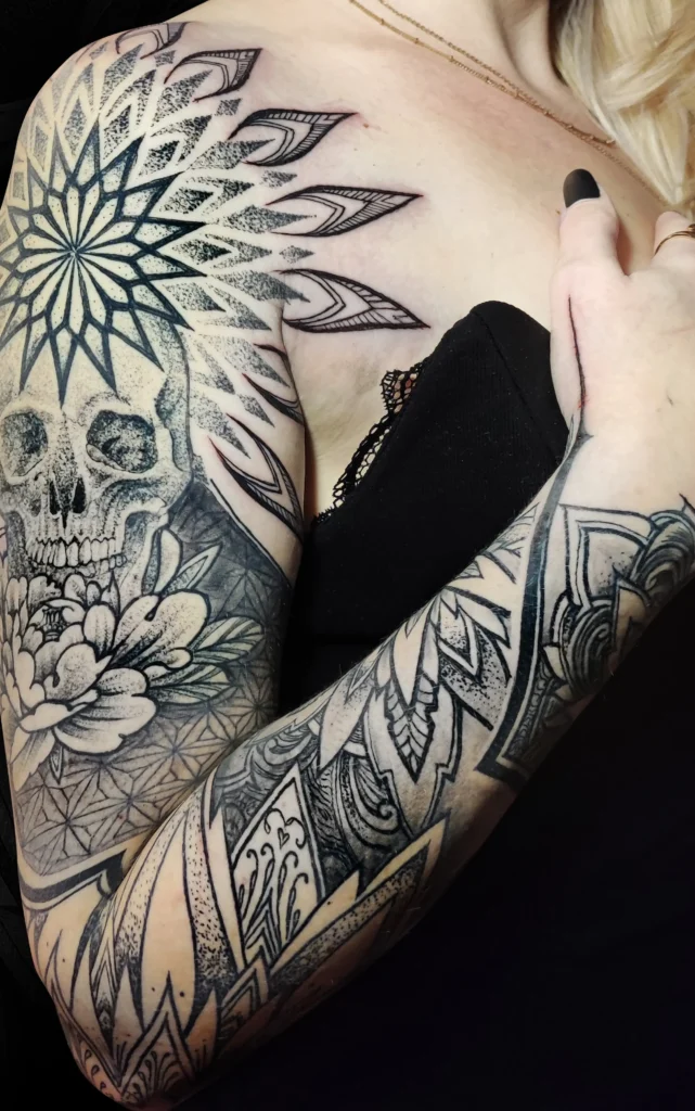 Detailní tetování lebky a mandaly na paži od tatéra Marka v pražském studiu Magic Tattoo.