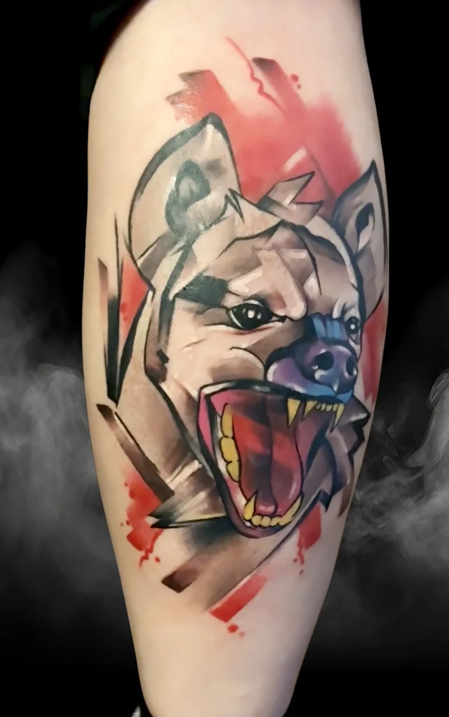 Barevné tetování hyeny s otevřenou tlamou od tatéra Michala z pražského studia Magic Tattoo.