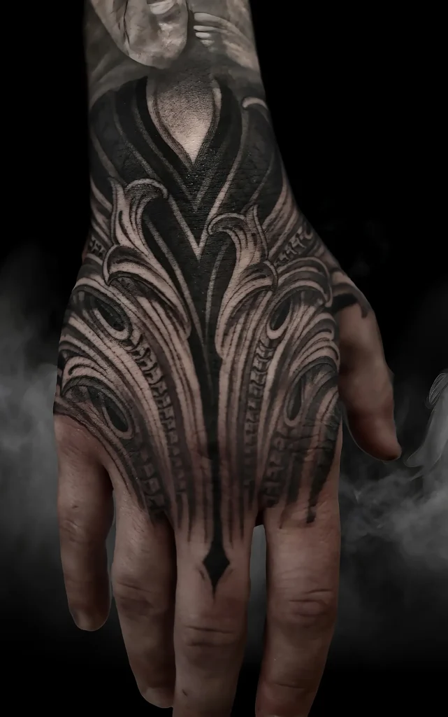 Ornamentální černé tetování na hřbetu ruky od Mads Thill v pražském studiu Magic Tattoo.