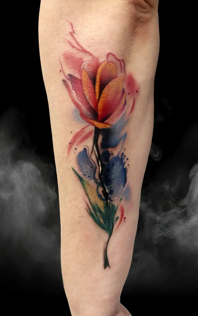 Barevné akvarelové tetování tulipánu vytvořené Michalem v Tetovacím studiu Magic Tattoo v Praze.
