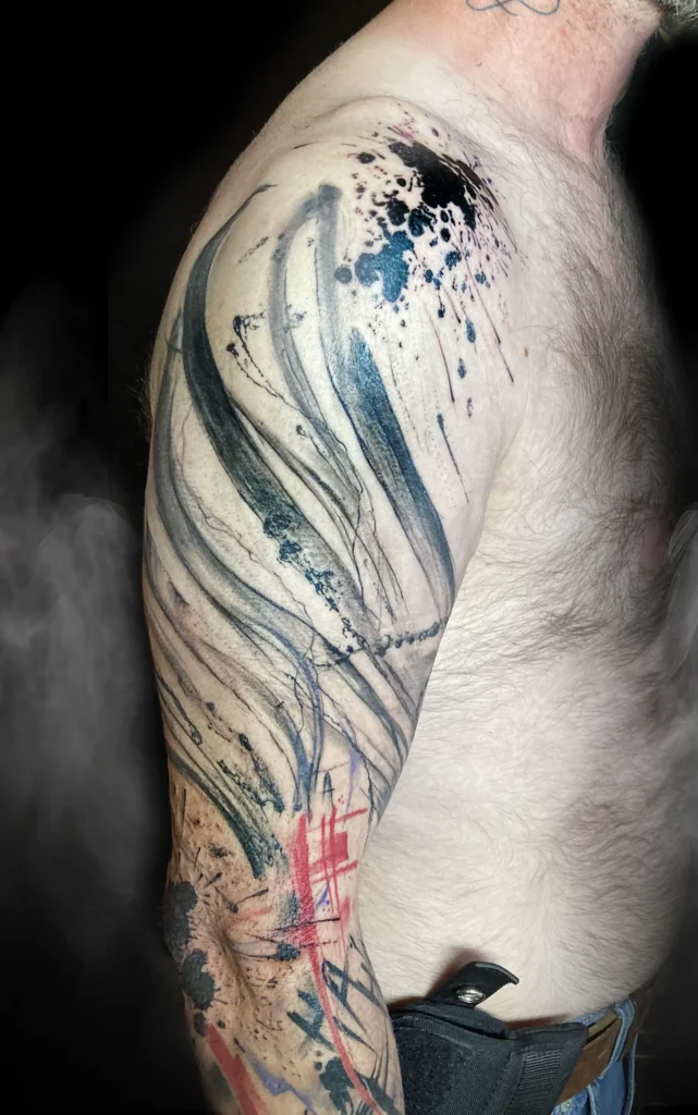 Abstraktní umělecké tetování na rameni vytvořené v pražském studiu Magic Tattoo.
