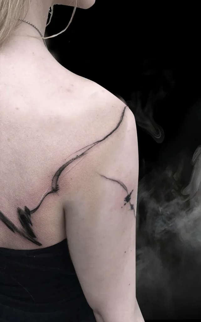 Abstraktní lineární tetování na rameni od tatéra MR. K-INK v pražském studiu Magic Tattoo.