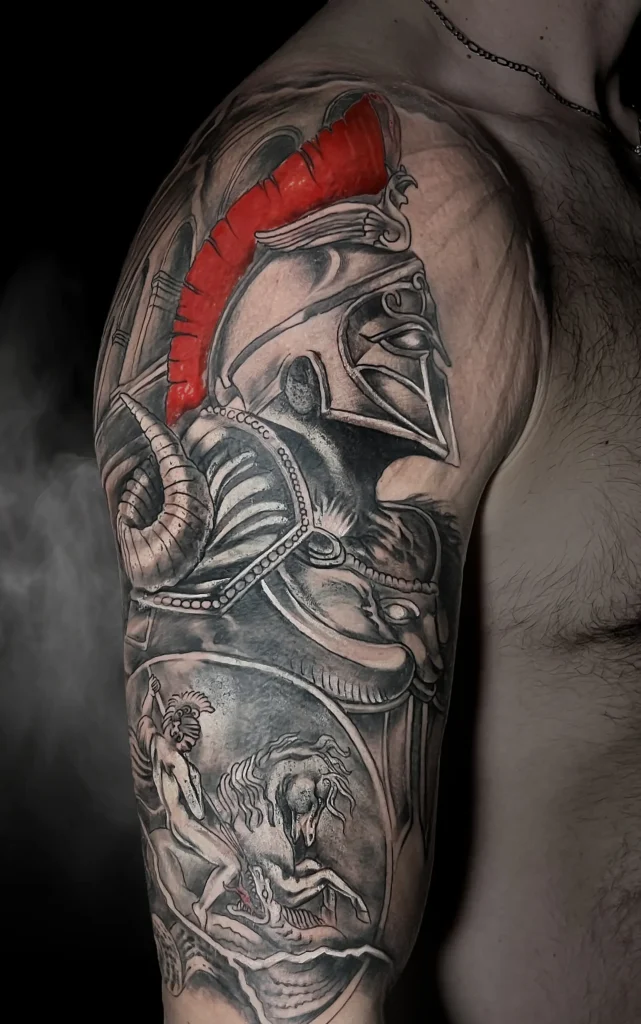 Tetování antického válečníka s červeným chocholem ze studia Magic Tattoo v Praze.