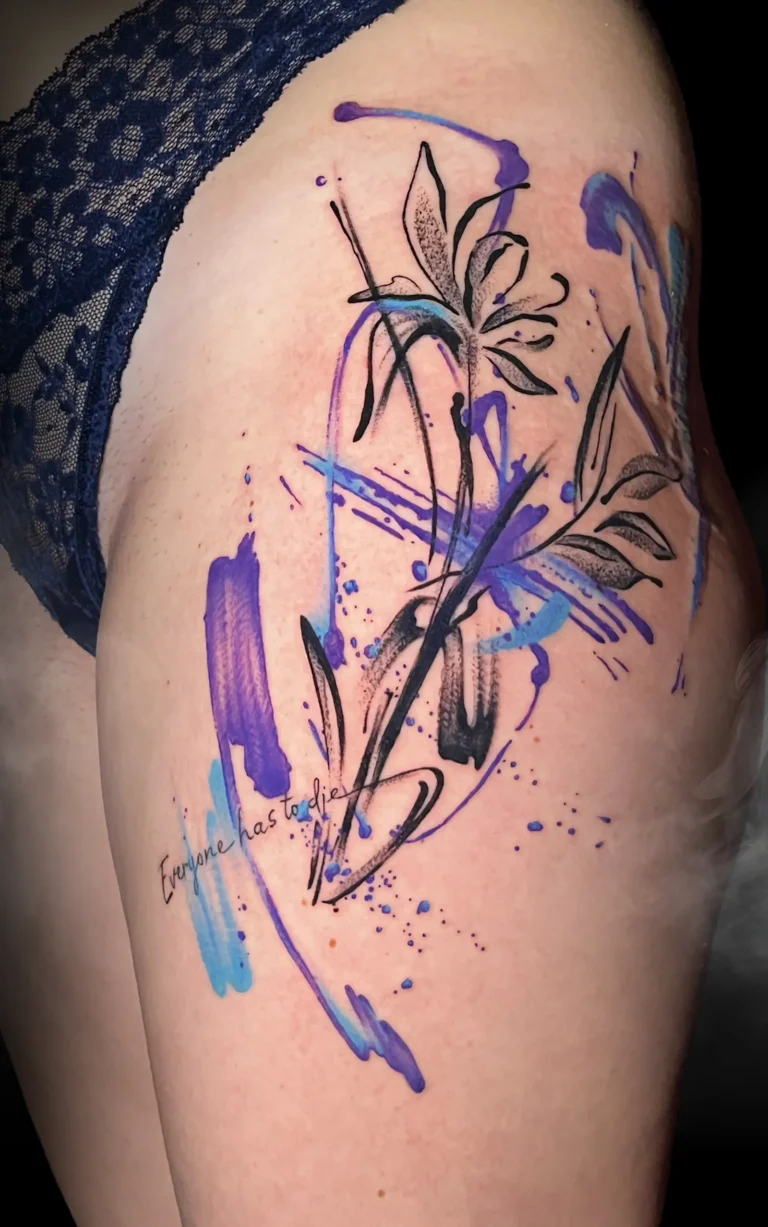 Květinové tetování s modrofialovým akvarelem na stehně od tatérky Cath z MagicTattoo.