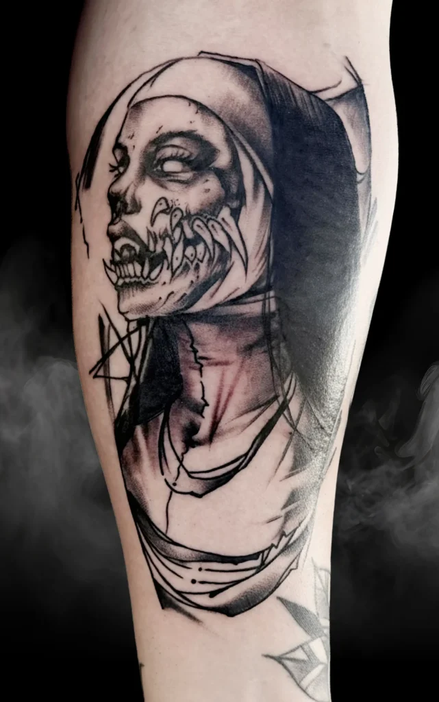 Černobílé tetování démonické jeptišky s vyceněnými zuby z pražského studia Magic Tattoo.