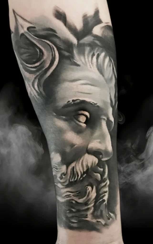 Detailní černobílé tetování antické tváře od Michala z pražského Magic Tattoo.