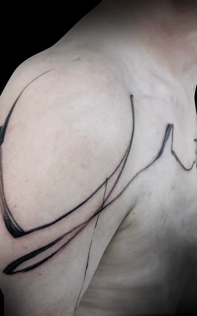 Abstraktní černé linie tetování na rameni od tatéra MR. K-INK ze studia Magic Tattoo v Praze.
