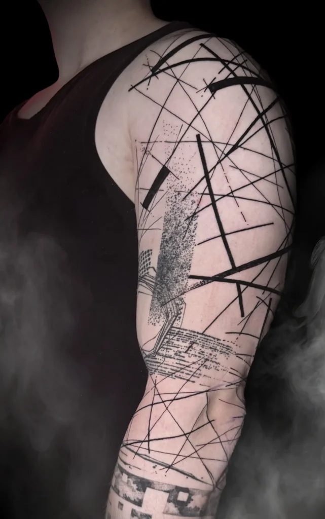 Geometrické černé tetování na paži od tatéra MR. K-INK ze studia Magic Tattoo v Praze.