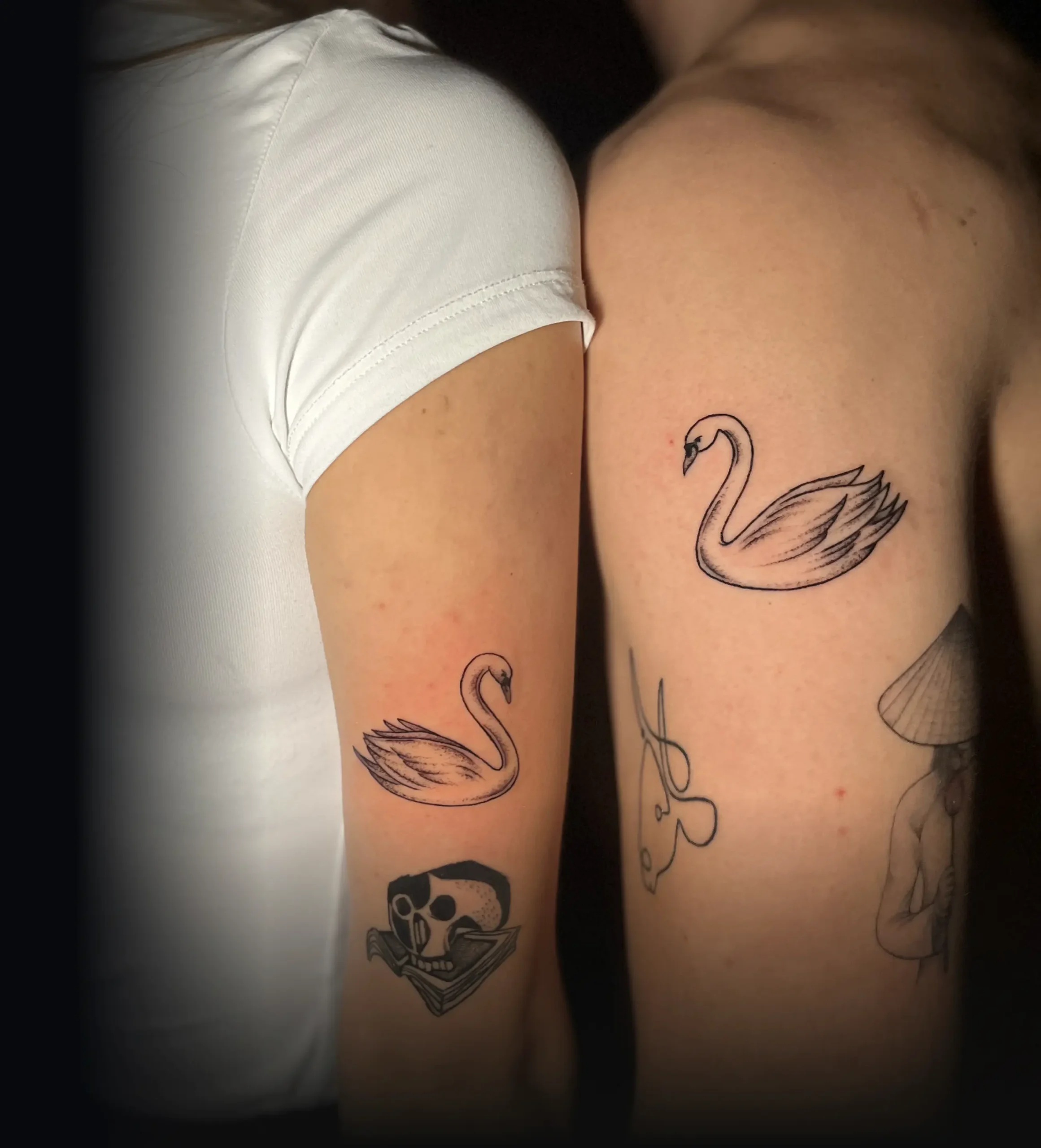Jemné tetování pro páry s motivem labutí na pažích vytvořené v pražském studiu MagicTattoo.