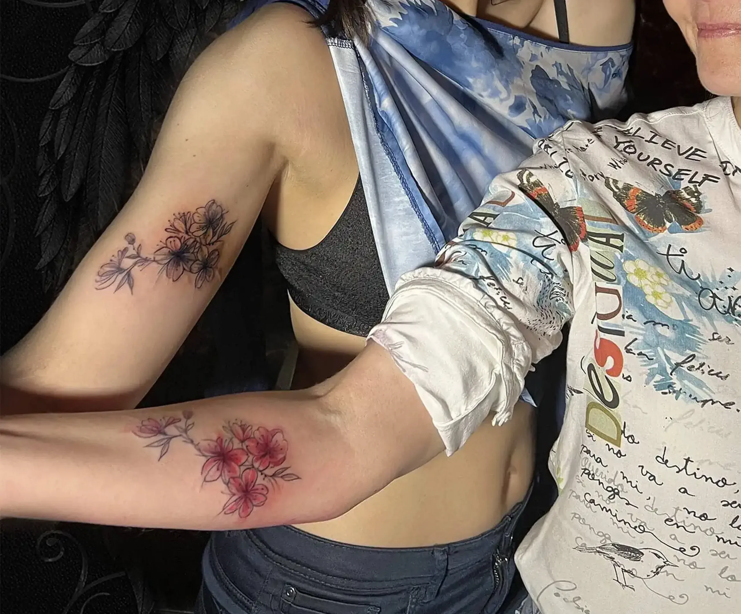 Tetování pro páry s motivem jemných květin na pažích od tetovacího studia MagicTattoo v Praze.