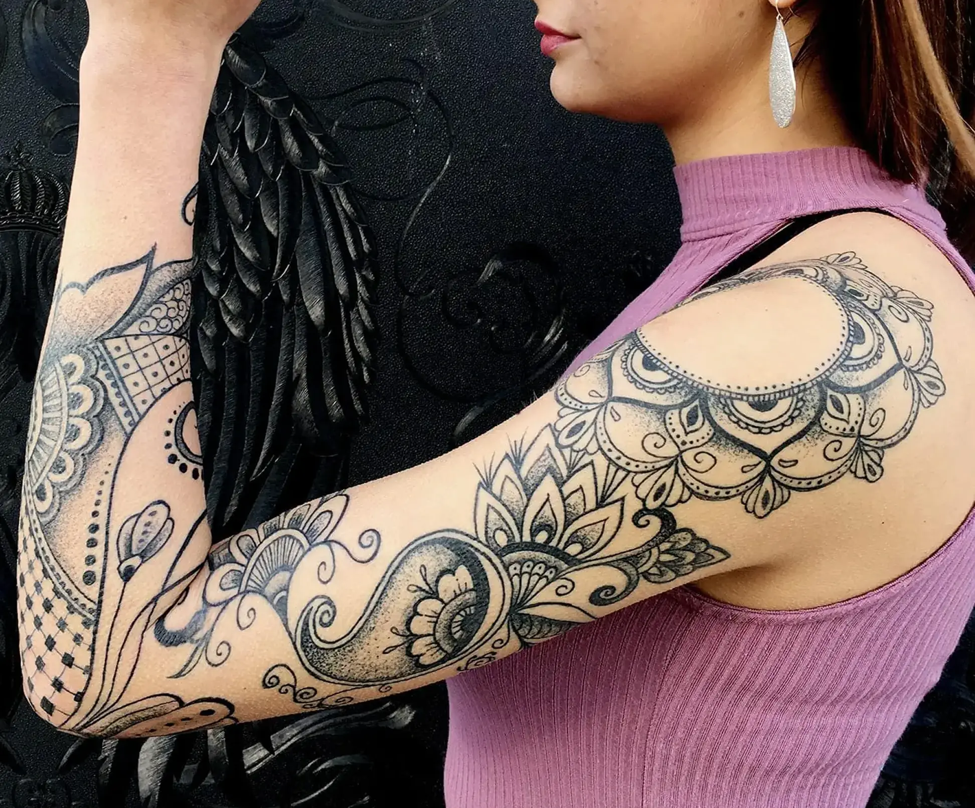 Detailní ornamentální tetování pro ženy s motivem mandaly na paži v tetovacím studiu MagicTattoo v Praze.