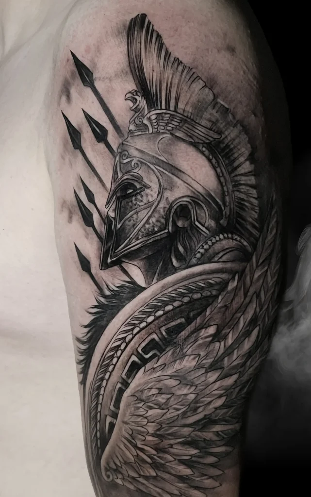 Detailní tetování spartského bojovníka s helmou a štítem od tatéra Pashy z pražského studia Magic Tattoo.