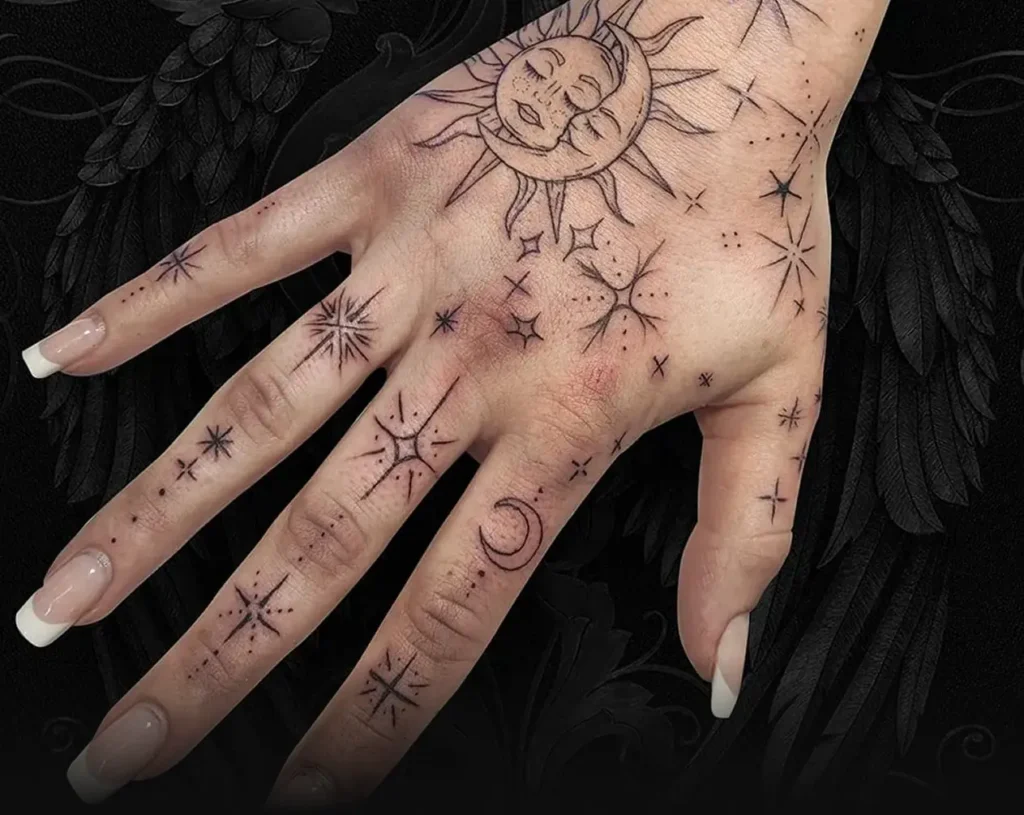 Tetování speciální s motivem slunce a hvězd na hřbetu ruky z tetovacího studia MagicTattoo v Praze.