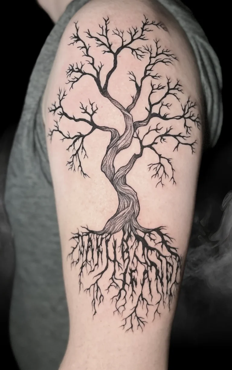 Tetování košatého stromu s výraznými kořeny od tatérky Cath z MagicTattoo Praha.