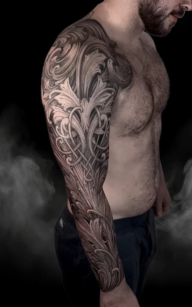 Ornamentální tetování rukávu s detailními barokními vzory od Mads Thill v pražském studiu Magic Tattoo.