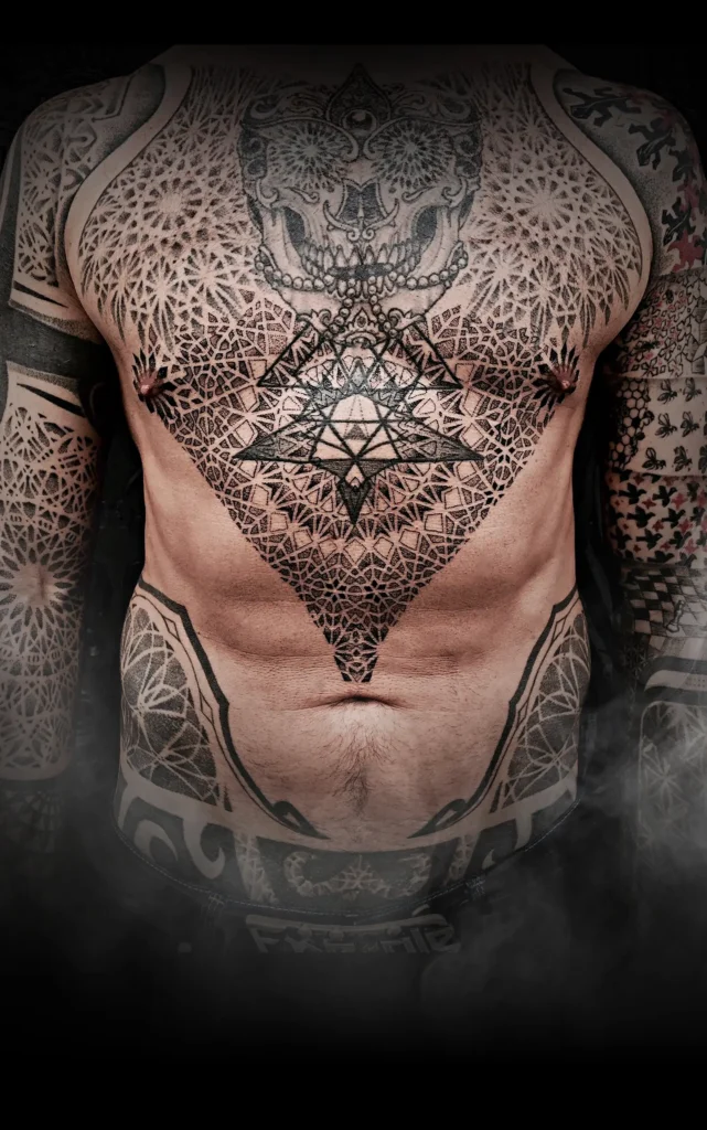 Rozsáhlé geometrické tetování na hrudníku a břiše od tatéra Marka ze studia Magic Tattoo v Praze.