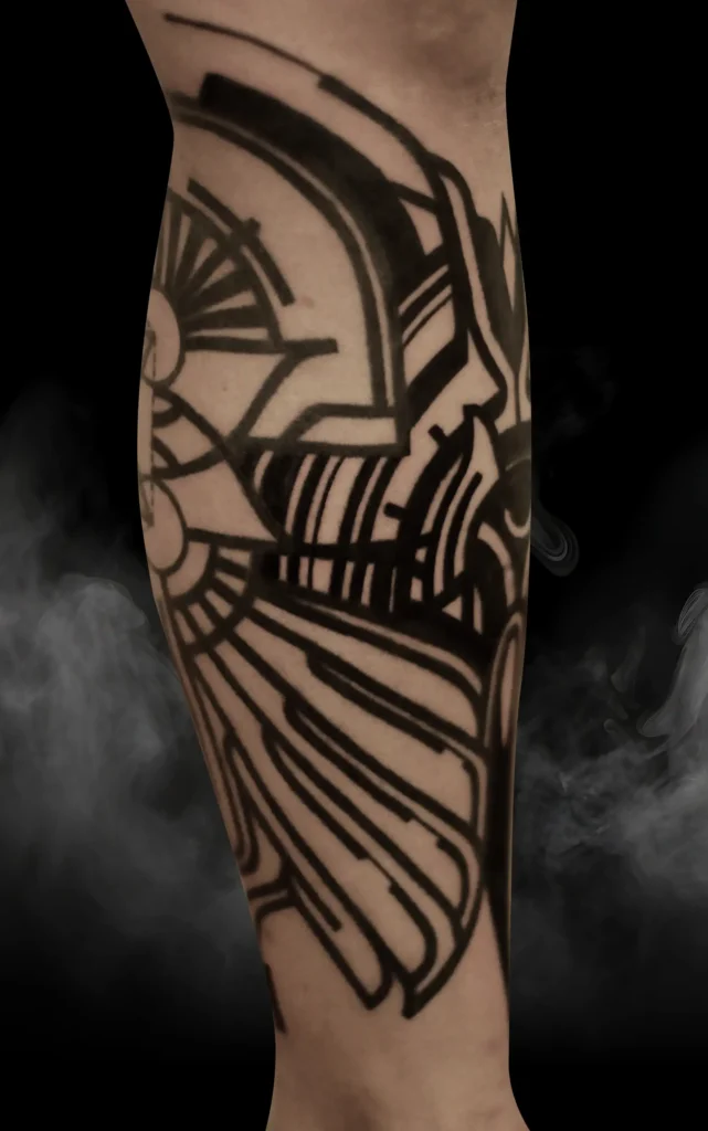 Abstraktní geometrické tetování na lýtku od tatéra OMKAR ze studia Magic Tattoo v Praze.