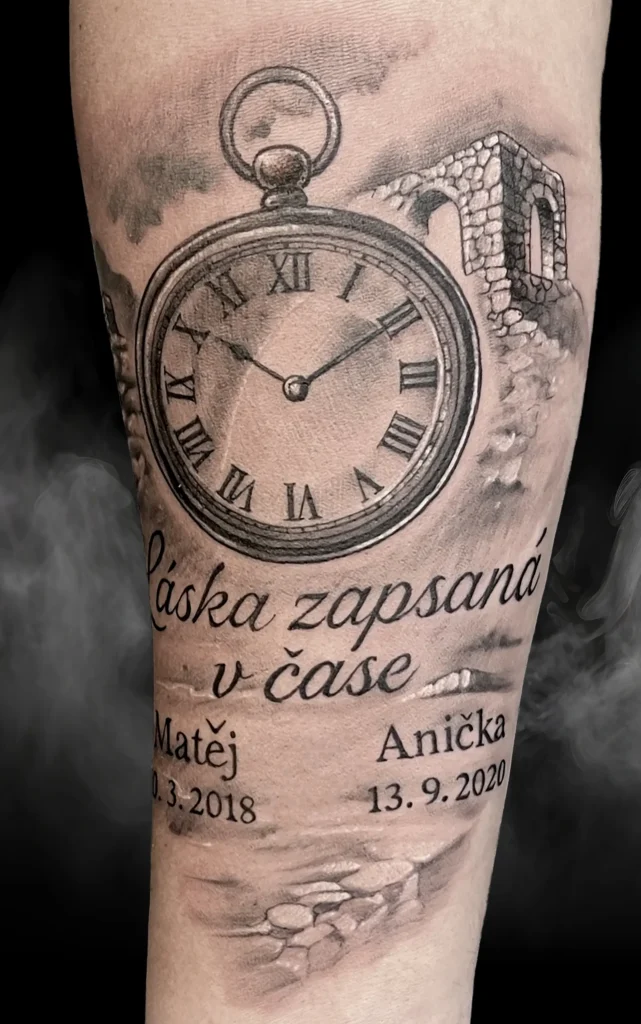 Detailní tetování kapesních hodinek s nápisem od tatéra Pashy ze studia Magic Tattoo v Praze.