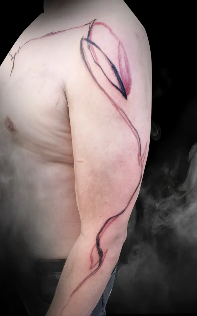 Abstraktní tetování s tenkými liniemi na paži od tatéra MR. K-INK v Magic Tattoo.