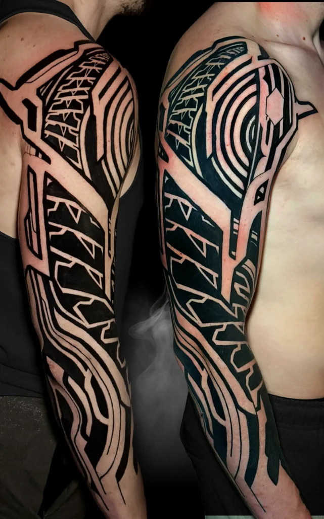 Geometrické černé tetování na paži od tatéra OMKAR ze studia Magic Tattoo.