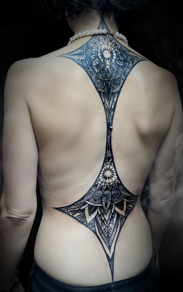 Ornamentální tetování na celá záda od tatéra Marka ze studia Magic Tattoo v Praze.