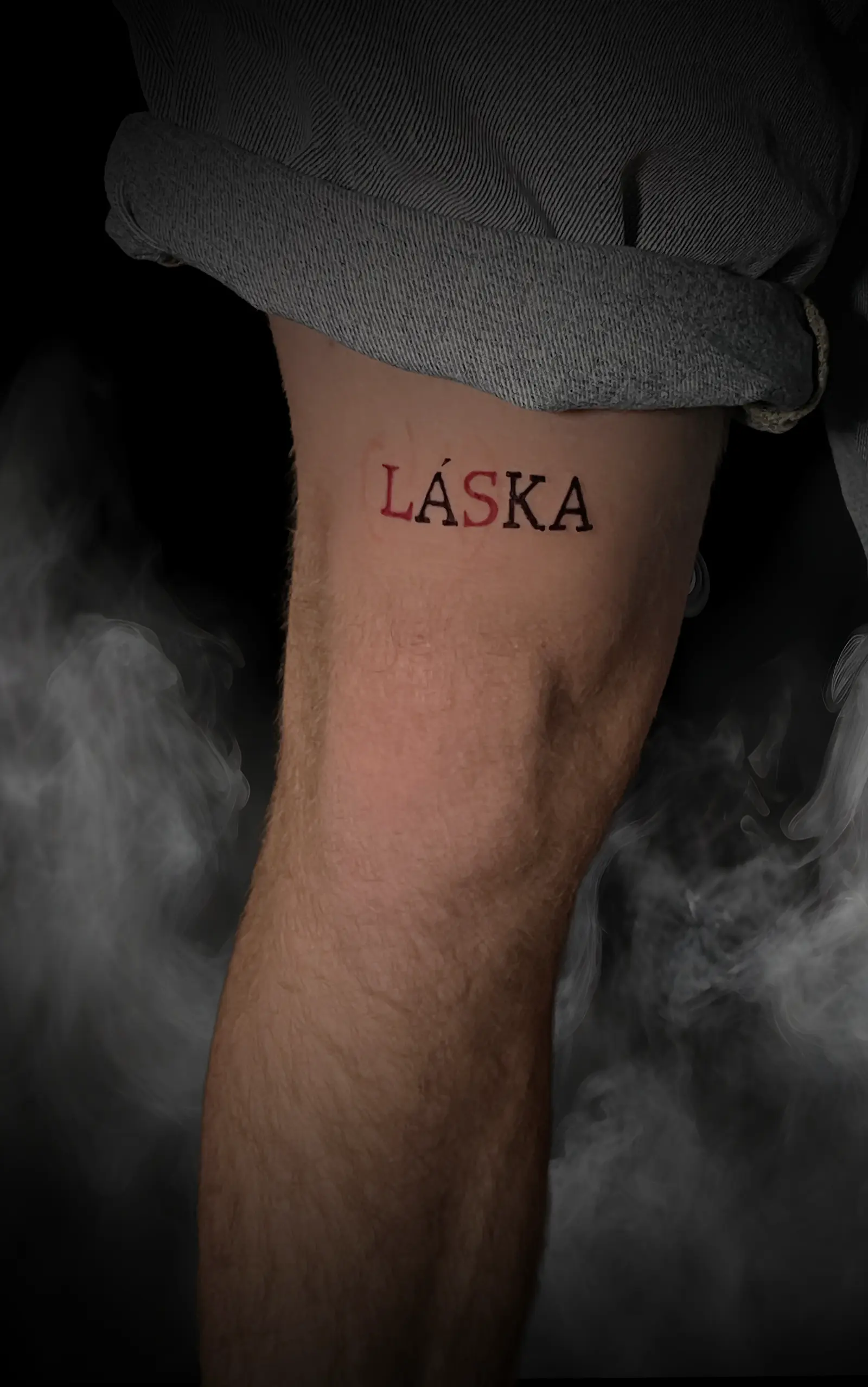Lettering tetování nápisu láska na noze