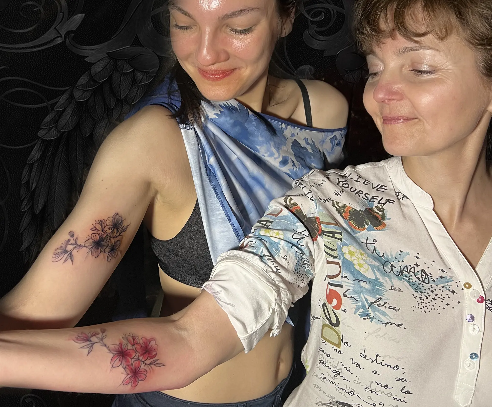 Tetování pro páry s motivem jemných květin na pažích od tetovacího studia MagicTattoo v Praze.