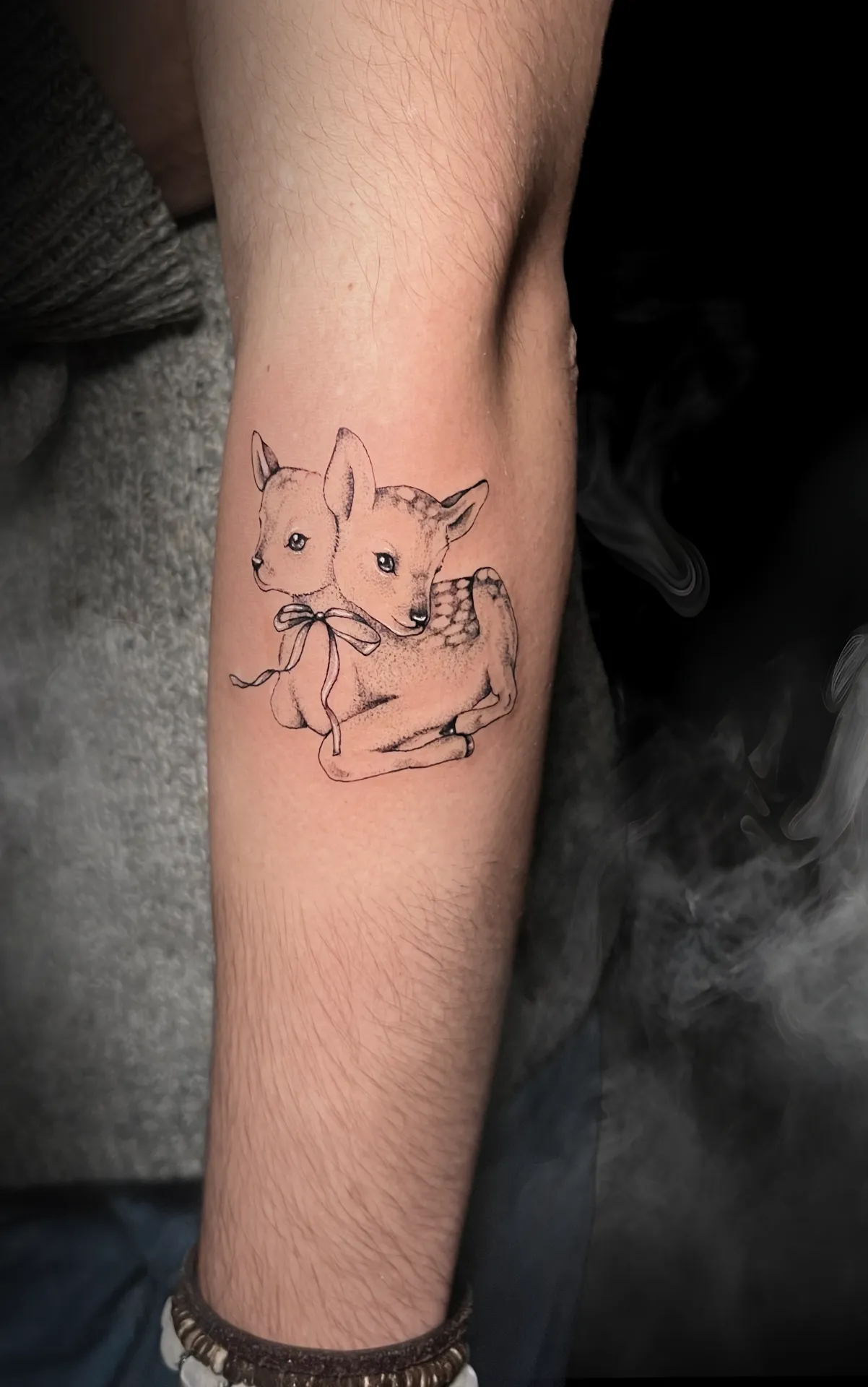 Jemné dotwork tetování srnky s mašlí kolem krku na předloktí, práce studia tetování Praha.